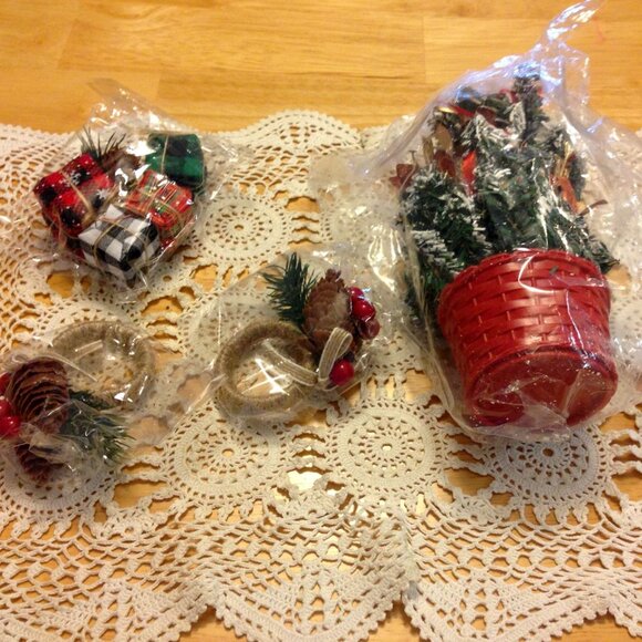 Holiday napkin rings and mini tree with presents - Picture 1 of 5